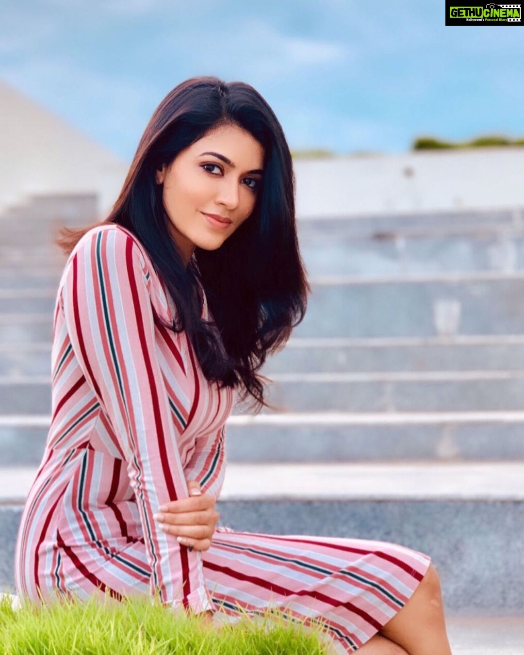 Anju Kurian Instagram - Put your positive dress on 🤷🏻♀️🤷🏻♀️🤷🏻♀️ . . . . P.c - @deepak_durai_photography . . . MUA - @makeupartistrybykavithasekar