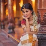 Anju Kurian Instagram - എല്ലാവർക്കും എന്റെ ഹൃദയം നിറഞ്ഞ ഓണാശംസകൾ 🌼🌼 Waiting for my māveli 🙈🙈🙈#happyonam2k19 . . . P.c - @bhagathmakka . . . 💄- @reenapaiva . . . Styling- @weddingnessallaboutdreams . . . 💎 - @fineshinejewels . . . Special credits- @shades_of_paddy