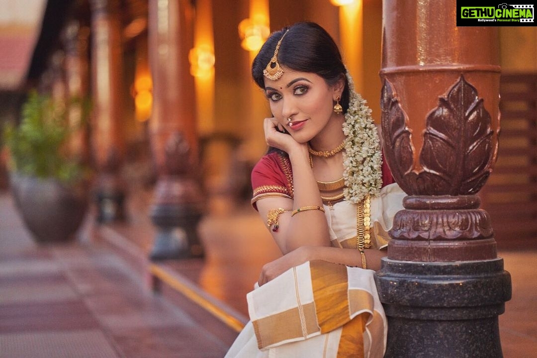 Anju Kurian Instagram - എല്ലാവർക്കും എന്റെ ഹൃദയം നിറഞ്ഞ ഓണാശംസകൾ 🌼🌼 Waiting for my māveli 🙈🙈🙈#happyonam2k19 . . . P.c - @bhagathmakka . . . 💄- @reenapaiva . . . Styling- @weddingnessallaboutdreams . . . 💎 - @fineshinejewels . . . Special credits- @shades_of_paddy
