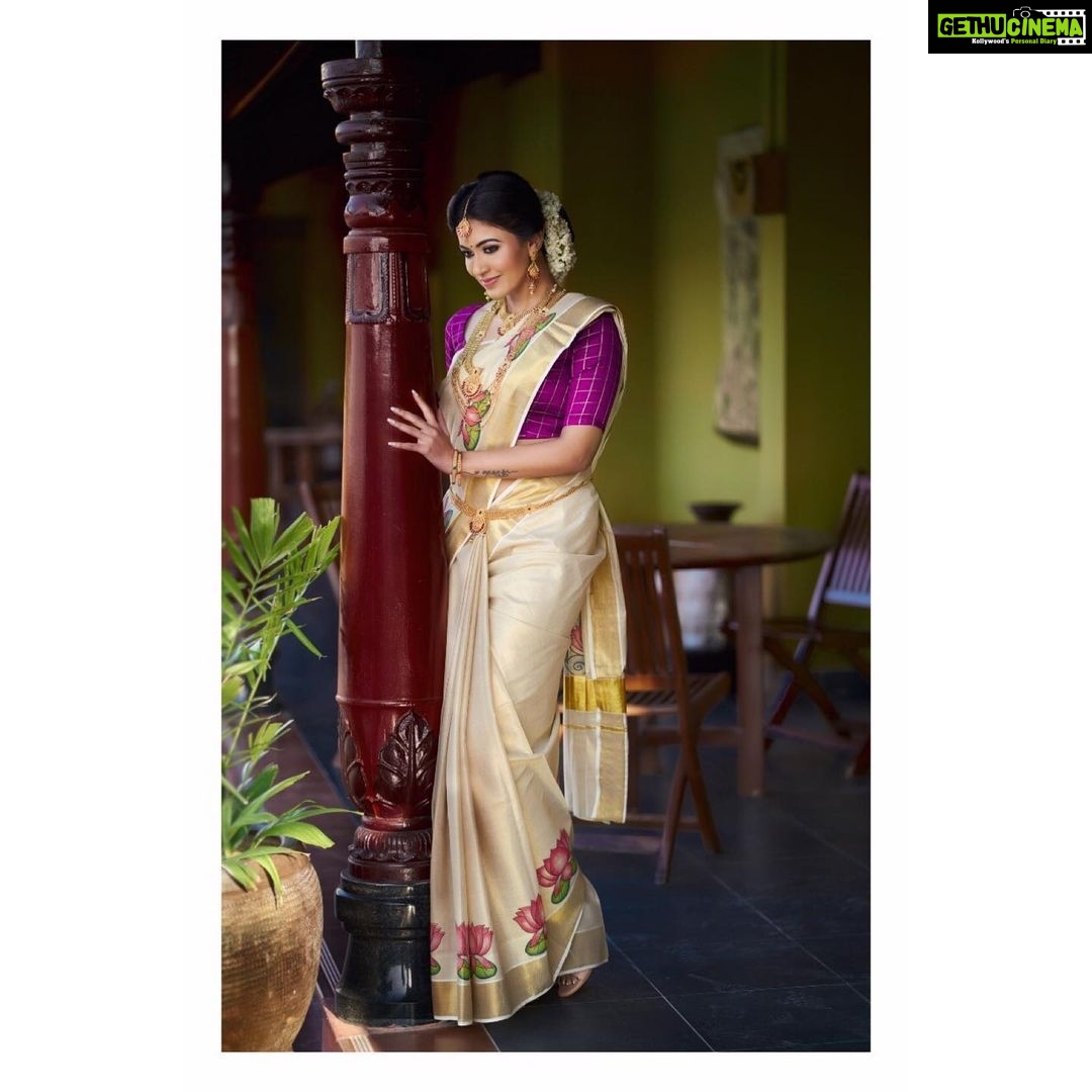 Anju Kurian Instagram - #onam2k19 πΌπΌπΌ . . . P.c- @bhagathmakka . . . π- @reenapaiva . . . Styling- @weddingnessallaboutdreams . . . π- @fineshinejewels . . . Spcl credits- @shades_of_paddy