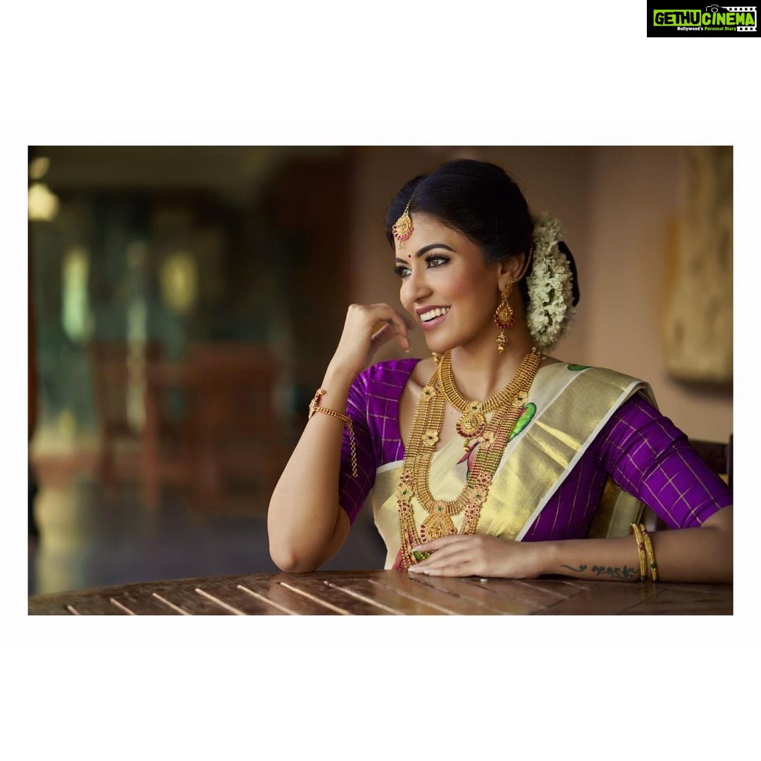 Anju Kurian Instagram - #onam2k19 πΌπΌπΌ . . . P.c- @bhagathmakka . . . π- @reenapaiva . . . Styling- @weddingnessallaboutdreams . . . π- @fineshinejewels . . . Spcl credits- @shades_of_paddy