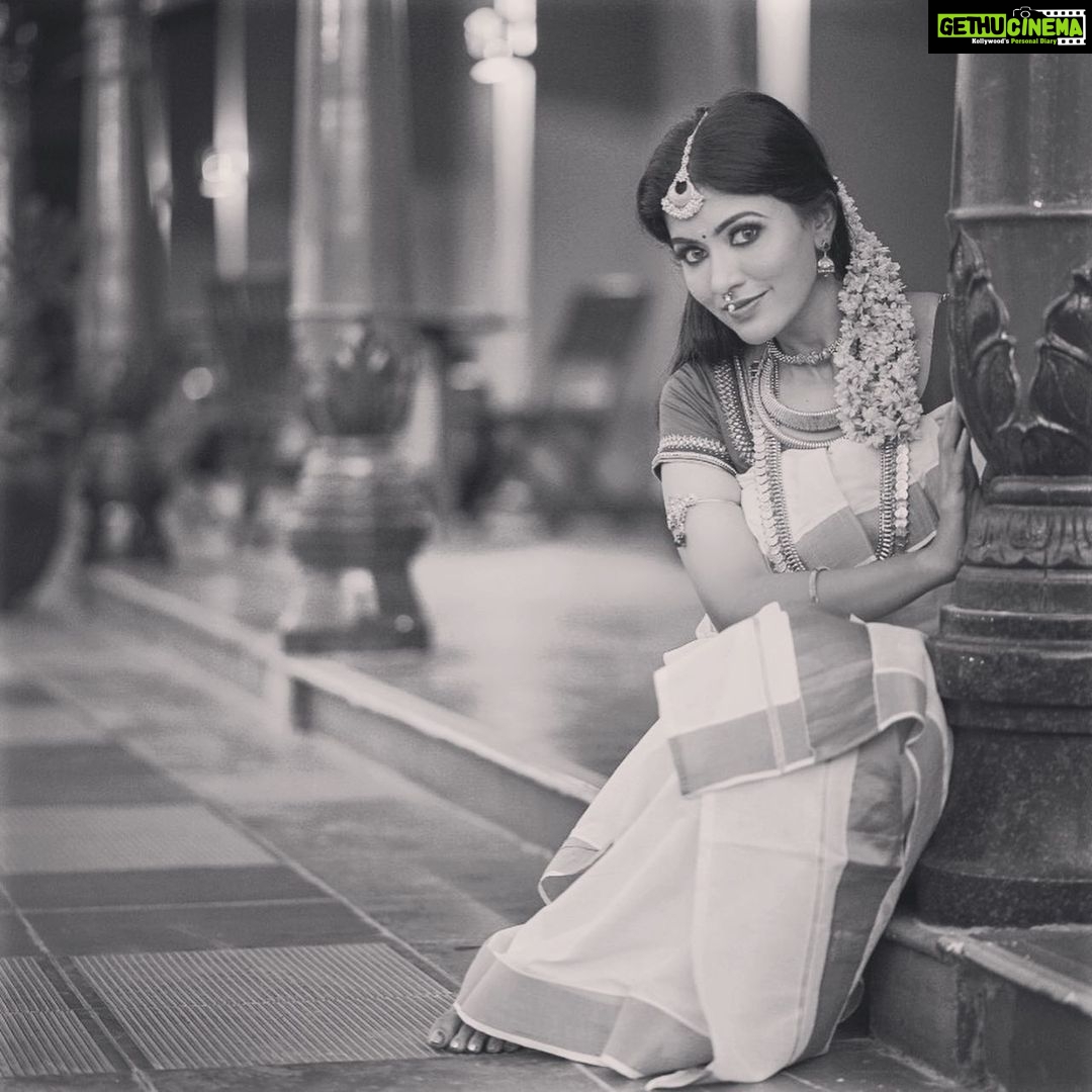 Anju Kurian Instagram - #onam2k19 πΌπΌπΌ . . . P.c- @bhagathmakka . . . π- @reenapaiva . . . Styling- @weddingnessallaboutdreams . . . π- @fineshinejewels . . . Spcl credits- @shades_of_paddy