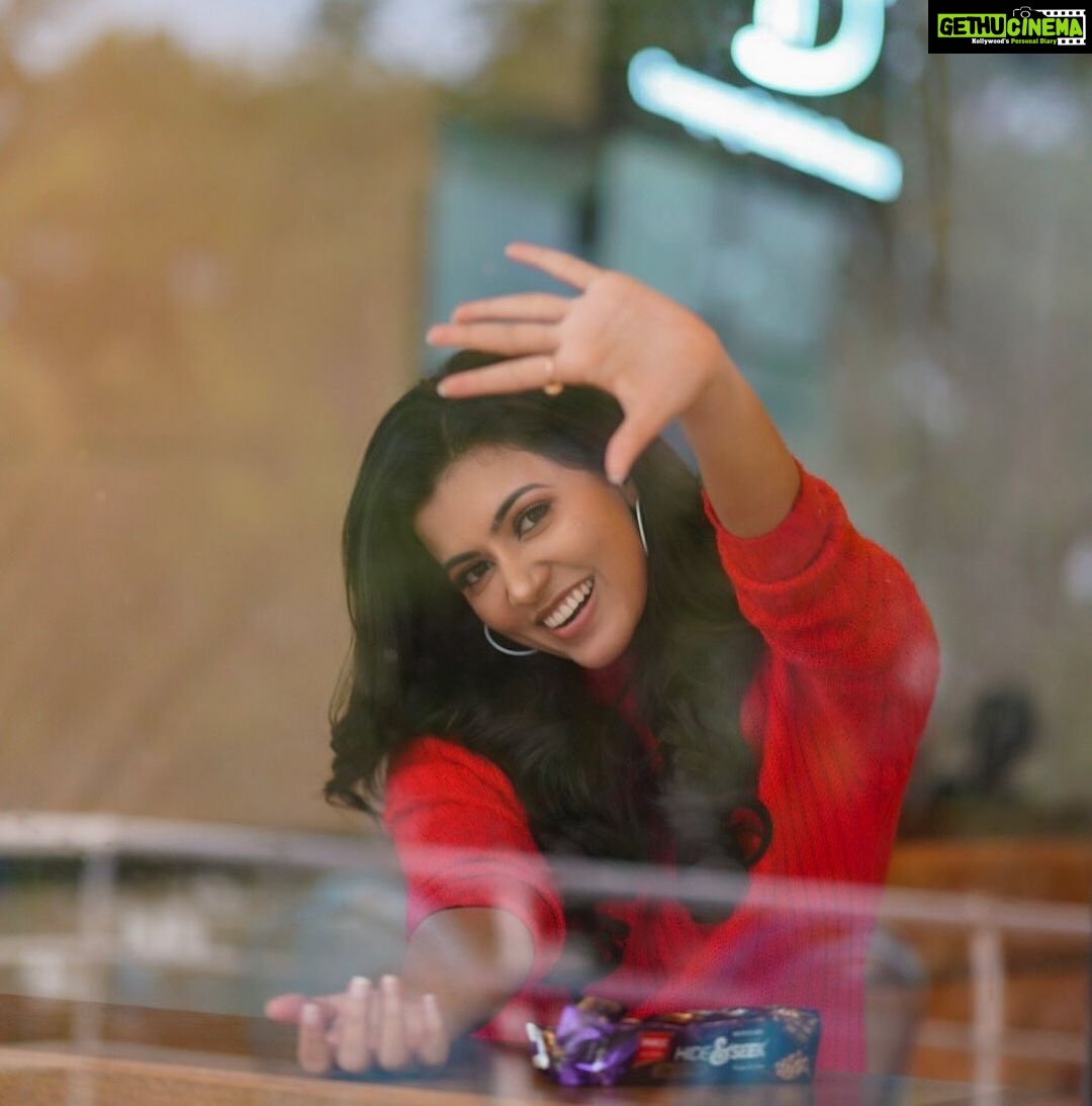 Anju Kurian Instagram - Inside me thereβs a dangerous person struggling to get out, but I can usually sedate her with 4 or 5 hide&seek biscuits π€·π»ββοΈπ€·π»ββοΈπ€·π»ββοΈ. #beyourself . . . P.c - @ivigneshrajendran . . Styling - @stay__slay . . MUA - @makeupbysreshta . . Hairdo - @infinity_makeovers