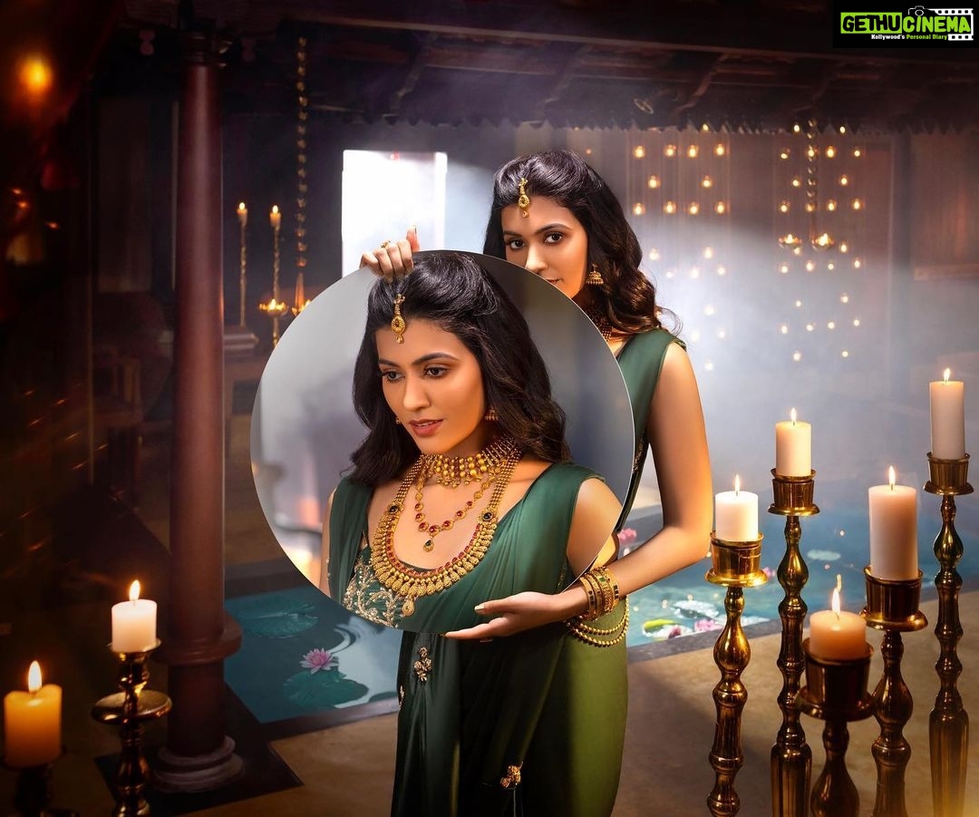 Anju Kurian Instagram - Life is like a mirror. Give it your best and it will reflect it back at you. #reflectyourperfect Jewellery: @francisalukkas Shot by: @arunmathewphotography Styled by: @styledbysmiji Creative content agency: @7com.in Makeup and hairstyle: @samson_lei Costume: @thunnal Location: @vismayalakeheritage