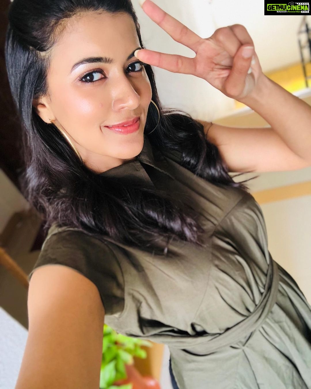 Anju Kurian Instagram - Glow with me or watch me glow✨ #instagood #postoftheday #livelovelaugh #goodthoughts #workmode #shootdiaries #eveningscenes #freshvibes #positivity #justsmile #trusttheprocess #believeinyourself #xoxo