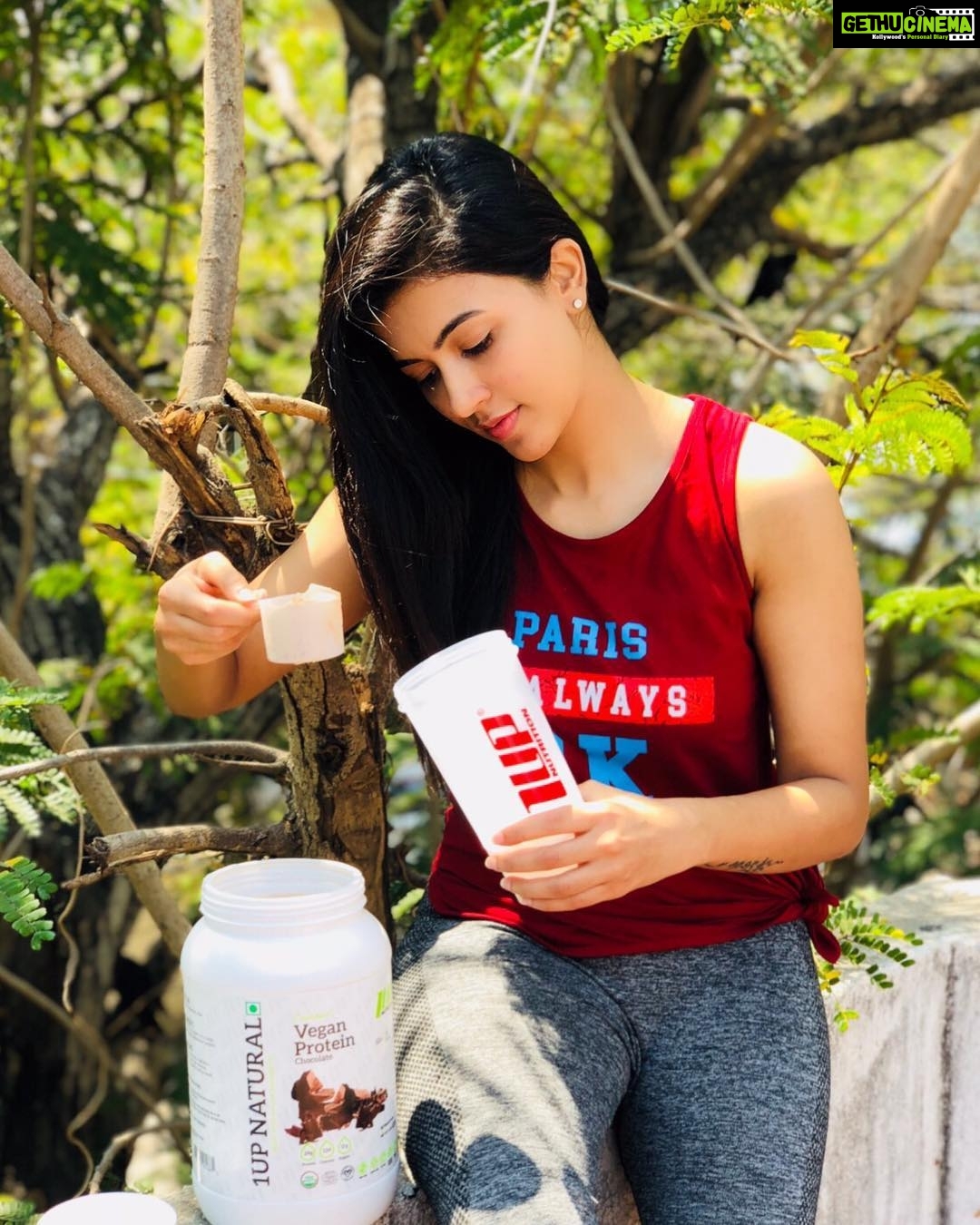 Anju Kurian Instagram - 🤔🤔🤔Thinking what I’m going to workout today before drinking my vegan protein @1upnutritionindia @1upnutrition I think I’m doing legs😯😰😤