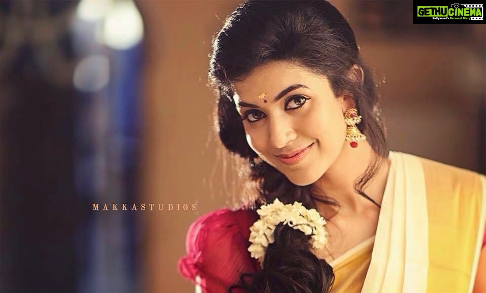 Anju Kurian Instagram - #throwback #justsmile #traditionallook #sareelover #keralaponnu #instagood #instalove #picoftheday #oldies #goodday #loveyouall #saturdaymood #xoxo P.c - @bhagathmakka MUA - @viji_sharath , @makeup_sharathbhushan