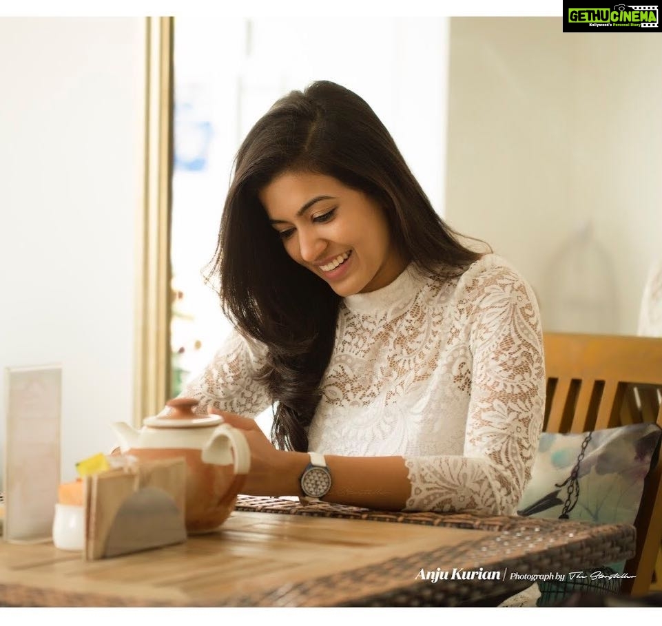 Anju Kurian Instagram - When u try to emote a feeling for a pic but all you’re thinking abt is when you’ll be having ur next coffee ☕️😍🙈 #tb #favone😍 #instalove #pictureoftheday #livelovelaugh #positivevibes #justsmile #oldies #goodnightpost #xoxo P.c - @thestoryteller_india