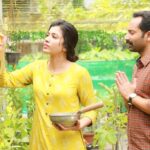 Anju Kurian Instagram - With P.R.Akash 😁 #njanprakashan #locationstill #sathyananthikkadmovie #malayalamcinema