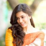 Anju Kurian Instagram - Everyone smiles in the same language 💕 #happysunday #instalove #happyvibes #sareelove #smile #beautifullife #livelovelaugh #welcome2019 #instafamily #loveyouall #xoxo . . . 📸- @riophotography.in . . 👗- @shiulisarees . . 💄- @makeupartistrybykavithasekar