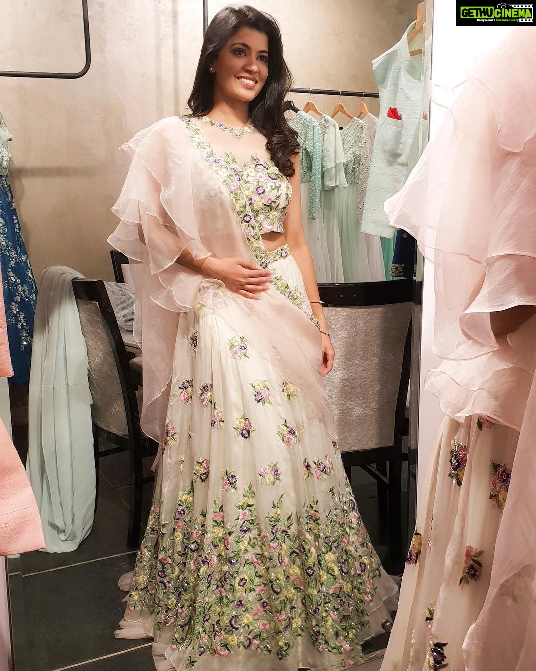 Anju Kurian Instagram - I honour endings, because they give birth to new beginnings β€οΈ. Wishing you all a great New year filled with love , laughter & happiness ππ. #goodbye2018 #welcome2019 π . . . Wearing @varunchakkilam