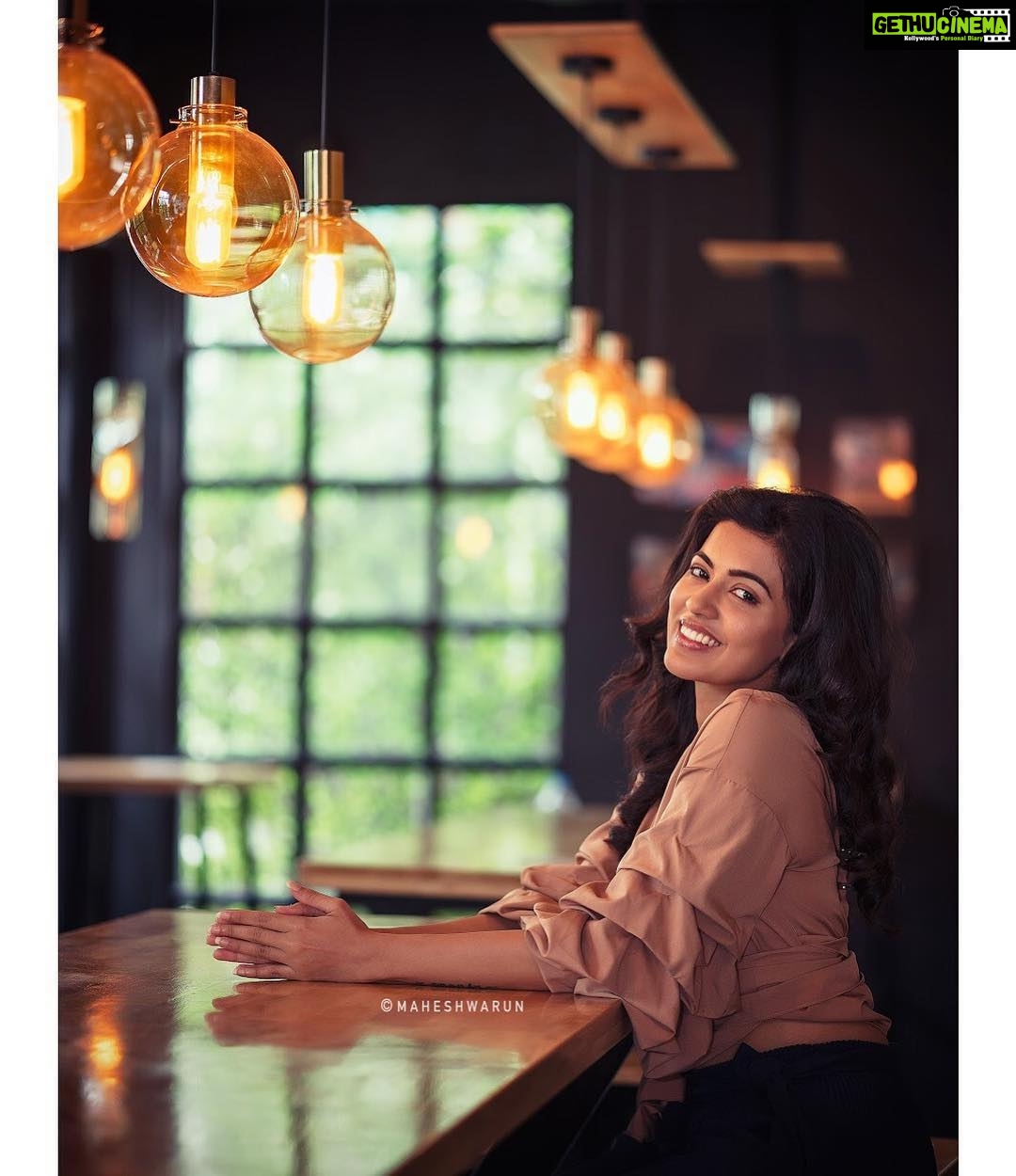 Anju Kurian Instagram - Just smile ๐ . . . Shot by : @maheshwarun.photography Styling : @anisha.sequeira Mua : @makeupbyanishasequeira Accessories: @isabel_jewels Hair : @vetrihairandmakeup Location : @themamashopchennai