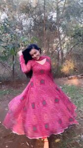Ankitta Sharma Instagram - 𝙞𝙠 𝙩𝙪 𝙝𝙤𝙫𝙚𝙞𝙣, 𝙞𝙠 𝙢𝙖𝙞𝙣 𝙝𝙤𝙫𝙖𝙣.. 🌸

#reelitfeelit #saadireelsaadifeel
