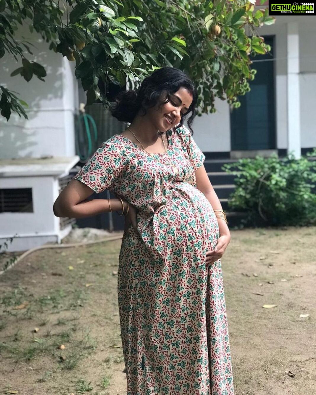 Anupama Parameswaran Instagram - Throwback to this beautiful picture with Achan ♥️ @parameswaranerekkath #maniyarayileashokan times 2019