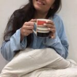 Anupriya Kapoor Instagram - Lazy winter mornings❄️⛄️ #lazywinterdays #becausetodayisalazyday #breakfastinbed #aursonahai #dillikisardi #delhidiaries #homesweethome #placetobe