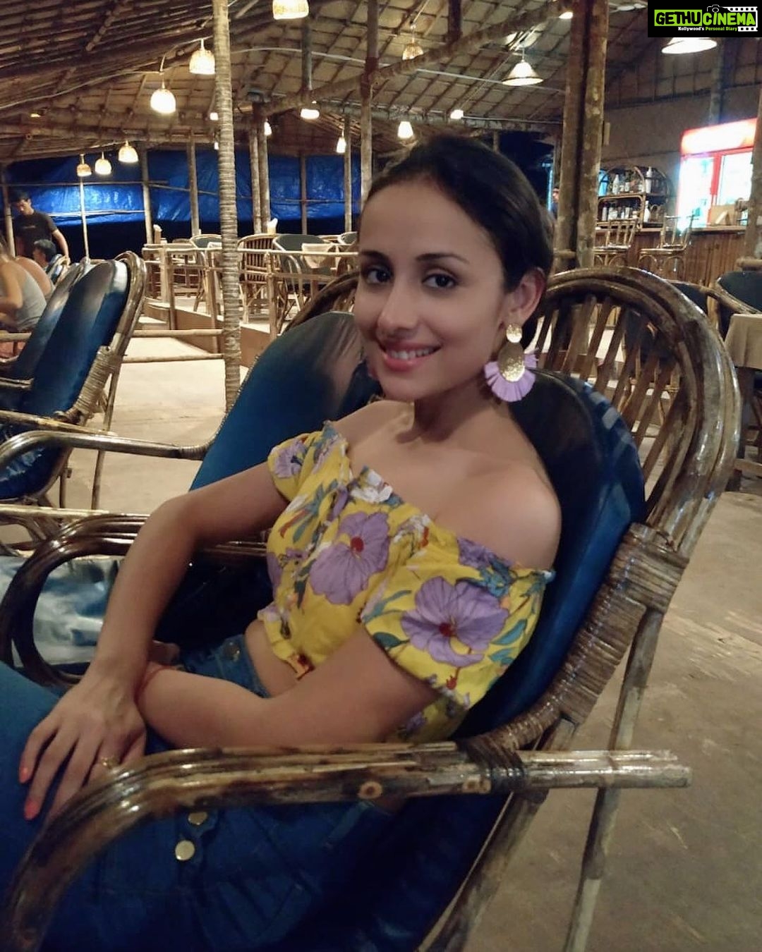 Anupriya Kapoor Instagram - This Senorita Needs A MargaritaπΈ some Vitamin Sea π and a beautiful sunset ππ
πΌπ΄πΉππ #youseewhereiamgoingwiththis π₯°