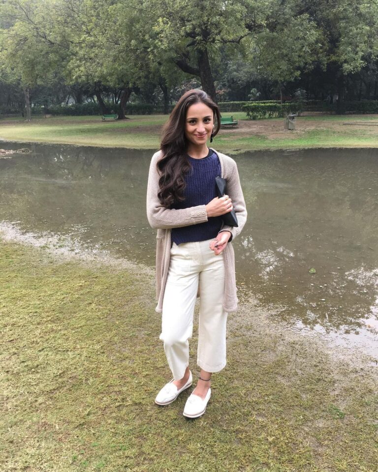 Anupriya Kapoor Instagram - अगर लगता है तुम्हें, ग़लत हूँ मैं तो सही हो तुम थोड़ा अलग हूँ मैं