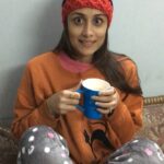 Anupriya Kapoor Instagram - Dilli ki sardi mei kesar badaam wala doodh #myhome #winterdrinks🧣👢🧶