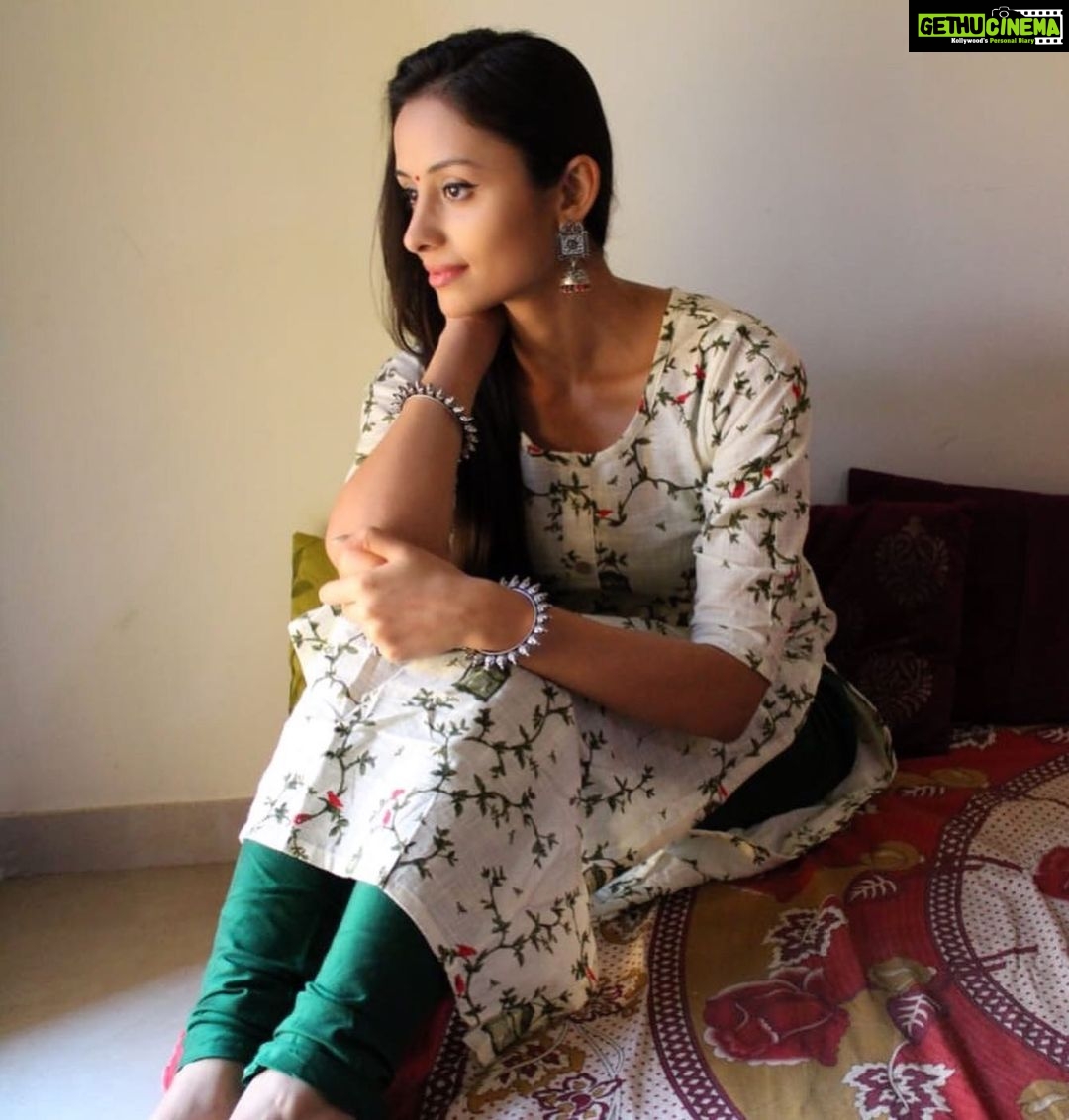 Anupriya Kapoor Instagram - ऐब भी बहुत हैं मुझमें, और खूबियां भी बहुत है... अब ढूँढने वाले तू सोच, कि तुझे चाहिए क्या मुझमें...
