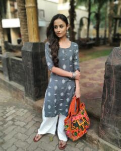 Anupriya Kapoor Instagram - बेवजह ही... 🍁