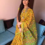 Anupriya Kapoor Instagram - Kyunki kal ashtami puja thi..... #ashtamipuja #sareelove #andwhynot #mummakisaree 💛