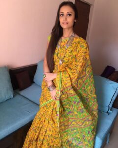 Anupriya Kapoor Instagram - Kyunki kal ashtami puja thi..... #ashtamipuja  #sareelove #andwhynot #mummakisaree 💛