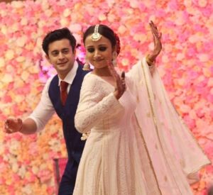Anupriya Kapoor Instagram - Memories may fade as the years go by but they won’t age a day.💖💑 😍 Why push through life when you can dance through it 🥁🕺💃💟 #hastehastekatjayeraste