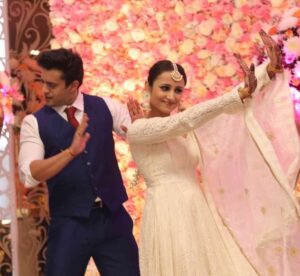 Anupriya Kapoor Instagram - Memories may fade as the years go by but they won’t age a day.💖💑 😍 Why push through life when you can dance through it 🥁🕺💃💟 #hastehastekatjayeraste