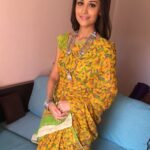 Anupriya Kapoor Instagram - Kyunki kal ashtami puja thi..... #ashtamipuja #sareelove #andwhynot #mummakisaree 💛