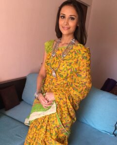 Anupriya Kapoor Instagram - Kyunki kal ashtami puja thi..... #ashtamipuja  #sareelove #andwhynot #mummakisaree 💛