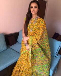 Anupriya Kapoor Instagram - Kyunki kal ashtami puja thi..... #ashtamipuja  #sareelove #andwhynot #mummakisaree 💛