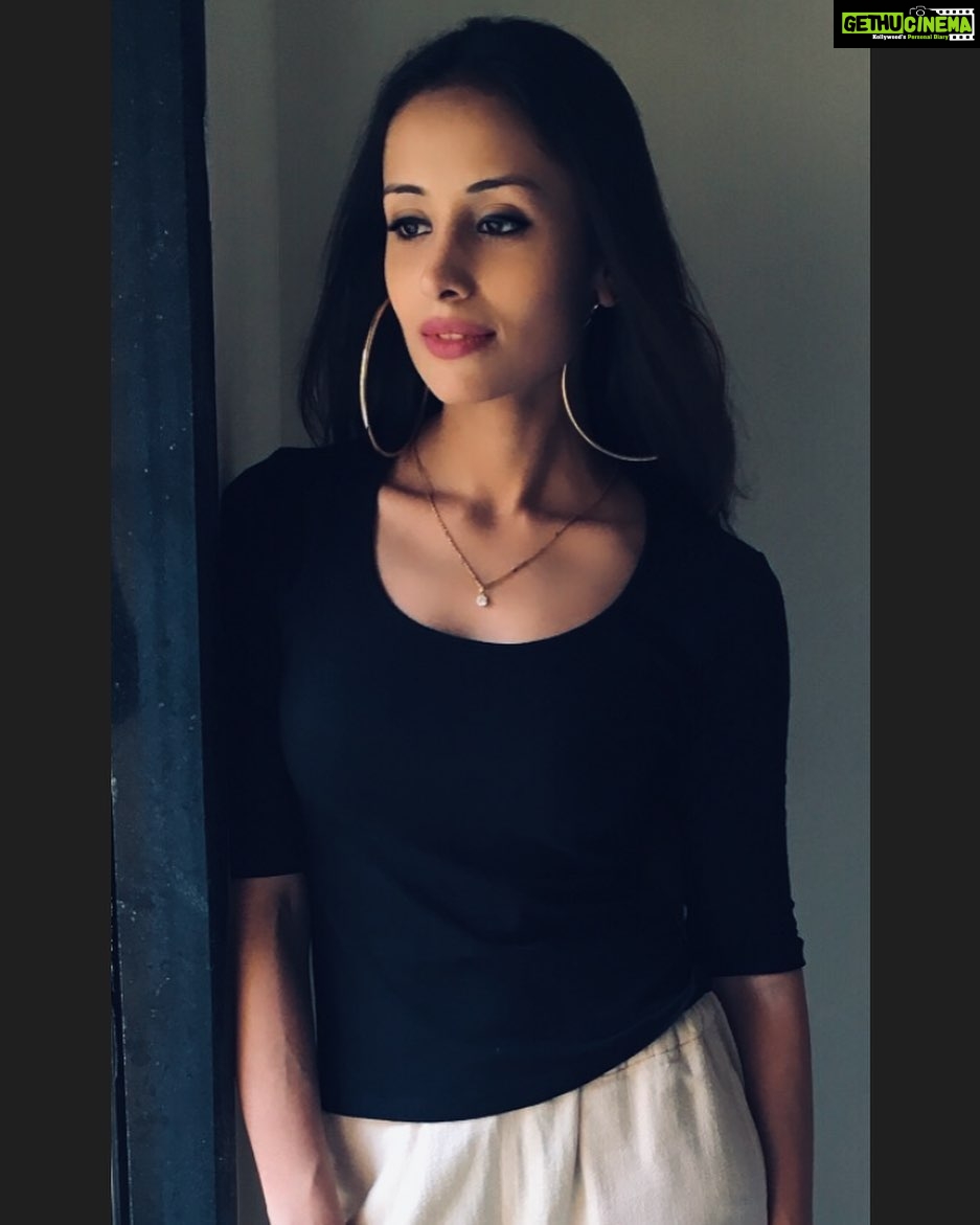 Anupriya Kapoor Instagram - बख्शा है ठोकरों ने सँभलने का हौसला, हर हादसा ख्याल को गहराई दे गया।