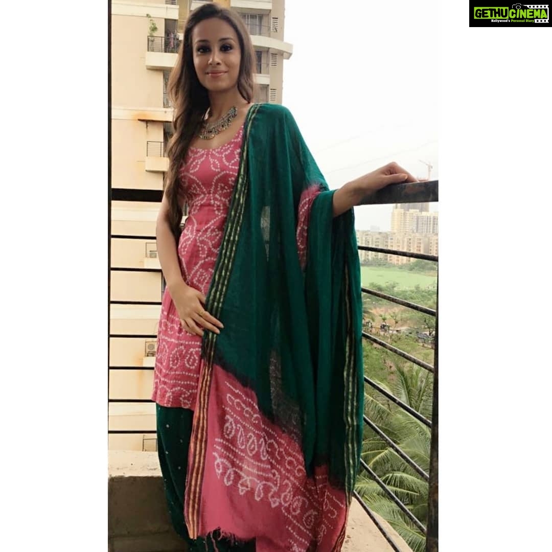 Anupriya Kapoor Instagram - हद-ए-शहर से निकली तो गाँव गाँव चली, कुछ यादें मेरे संग पाँव पाँव चली, सफ़र जो धूप का किया तो तजुर्बा हुआ, वो जिंदगी ही क्या जो छाँव छाँव चली।