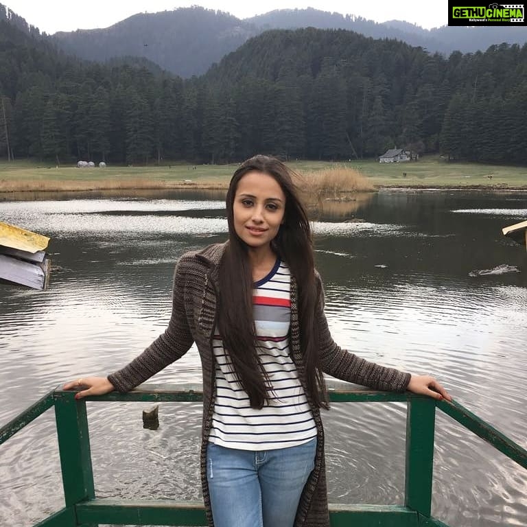 Anupriya Kapoor Instagram - Roz shaam aati thi magar aisi na thi, roz roz ghata chhati thi magar aisi na thi 🎼🎶😍 Khajjiar, Dalhousie
