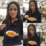 Anupriya Kapoor Instagram - #caughtintheact 😍😍😍😜 Gole Market