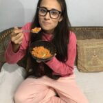 Anupriya Kapoor Instagram – Cosy winter nights aur upar se maa ke hath ka garam garam gajar halwa 😍😍😍😍😍 #homely #besttherapyever Delhi, India