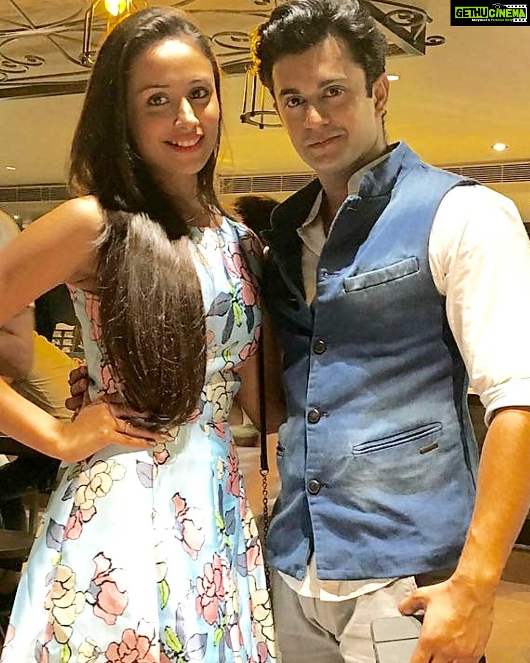 Anupriya Kapoor Instagram - Apne hi bas mein nahi main Dil hai kahin to hoon kahin main. Jaane kya pa ke meri zindagi ne Hans kar kaha ha ha ha ha ha ha ...