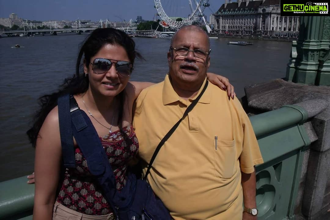 Anuya Bhagvath Instagram - Nostalgia prevails.. Monsoon of 2013,My favouritist person and partner in crime with 'The London Eye' behind us! Hail daddy darling! #anuya #londoneye #maanadamayilada The Official London Eye