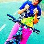 Anuya Bhagvath Instagram - Enna rascala!! Mind it!!! He he-Aping Rajnikanth!! #anuya #rajnikanth University of Pune