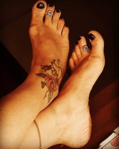 Anuya Bhagvath Instagram - Lock 'down' up in the air! No no not married,toe ring=fashion statement! #anuya #backrest