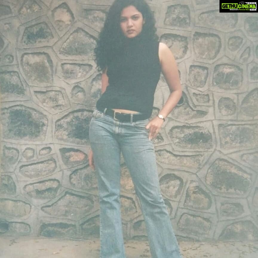 Anuya Bhagvath Instagram - The 20-sumthing starry eyed Diva in d making,my 1st candid photo shoot with my yummy jet black locks!