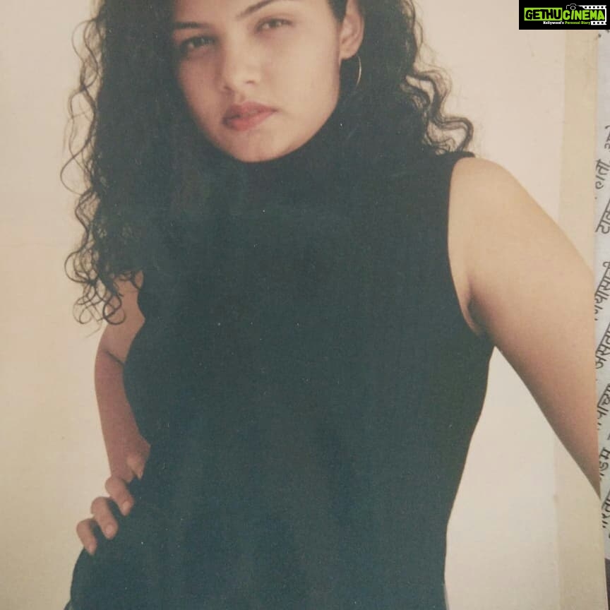 Anuya Bhagvath Instagram - The 20-sumthing starry eyed Diva in d making,my 1st candid photo shoot with my yummy jet black locks!