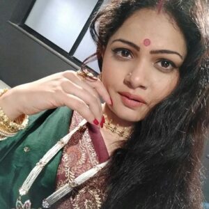 Anuya Bhagvath Instagram - Playing 'Choti Bahu' of Saheb biwi aur gulaam in the remake of the song 'Na jao saiyyaan chudaake baiyyan'