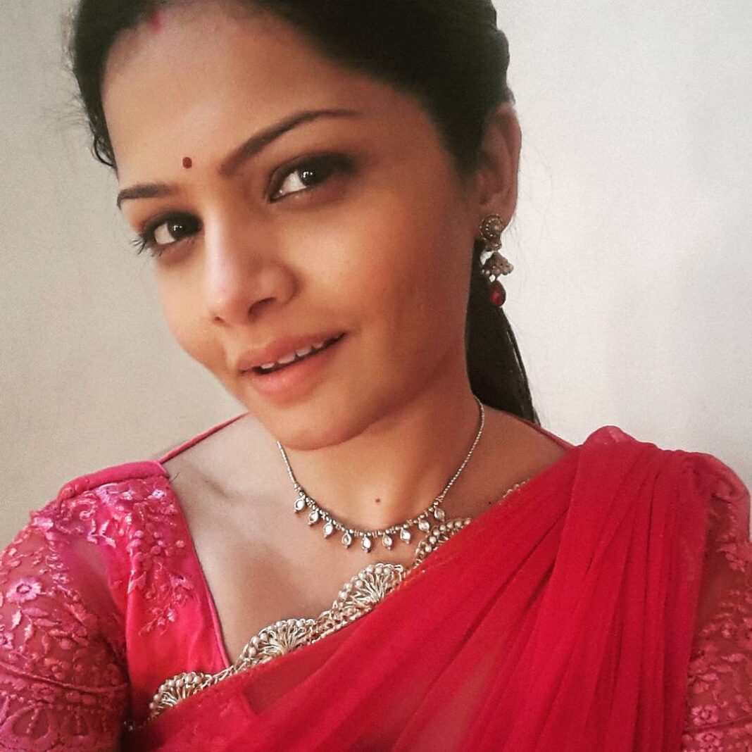Anuya Bhagvath Instagram - D red hot aunty :P