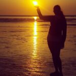 Anuya Bhagvath Instagram - Got d whole sun in my hands!