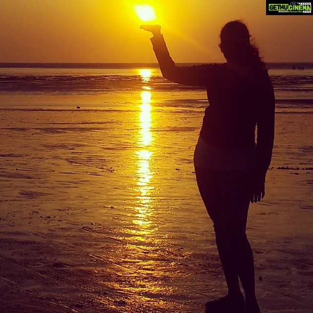 Anuya Bhagvath Instagram - Got d whole sun in my hands!