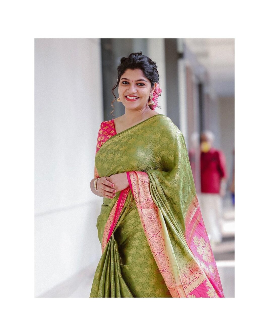 Aparna Balamurali Instagram - Thank you my darling @reshmi_.sreedharan for making me look my best❤️ Make up : @reshmi_.sreedharan @touchbysire Pic 1 : @shabeerzyed_photography Pic 2 : @lightsoncreations Saree from my favourites @margazhidesigns ✨ Styling : @soorajskofficial 🤩 Hyatt Regency Thrissur