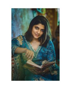 Aparna Balamurali Instagram - 💙 Captured and edited by : @nikhilsurendran__ Outfit courtesy : @hydrangea_designers Shoot Coordination : @reeltribe MUA : @_.srilakshmi.__ Edam Art Cafe & patisserie