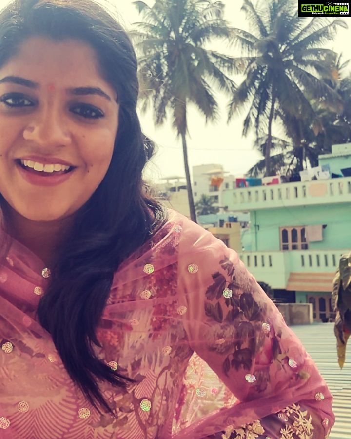 Aparna Balamurali Instagram - Ay Hairathe • Guru • One of my favourite songs by @arrahman , originally sung by @singerhariharana and @therealalkayagnik ❤️✨ #music Bangalore, India