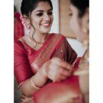 Aparna Balamurali Instagram - MUAH : @sajithandsujith Accessories: @madhura_boutique1 Blouse : @pooojadev PC: @nandagopal94 Saree from my Amma’s wardrobe 💕 Bhaskareeyam Convention Center